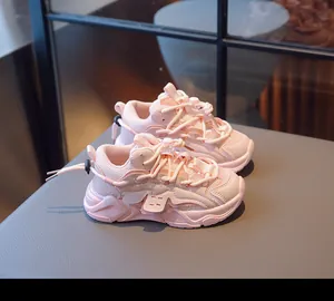Detailansicht der rosa atmungsaktiven Mesh-Kinderschuhe mit verstellbarem Kordelzug