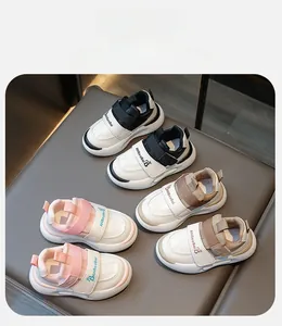 Vue à plat de baskets mode pour enfants en noir, kaki et rose avec bandes velcro