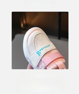 Détail de la pointe ronde large et de la bande velcro sur baskets roses pour enfants