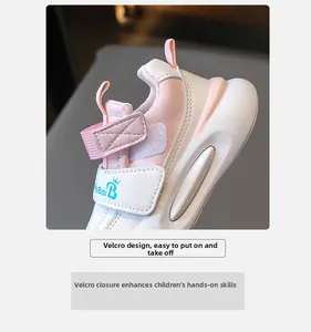 Détail de baskets pour enfants rose et blanc avec fermeture à velcro pratique