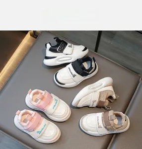 Vue détaillée des baskets enfants en noir, rose et beige avec sangles velcro