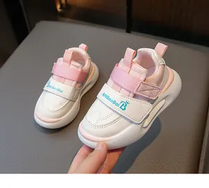 Détail de baskets de sport roses et blanches pour enfants avec fermeture velcro pratique