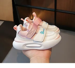 Gros plan de baskets pour enfants rose et blanc avec bandes velcro et semelles souples