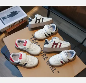 Détail de baskets en cuir pour enfants avec velcro et semelles en caoutchouc