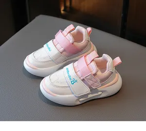 Détail de basket enfant rose et blanc avec large bande velcro et semelle amortissante