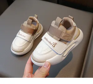 Détails des baskets pour enfants avec attaches velcro et semelles en caoutchouc antidérapantes
