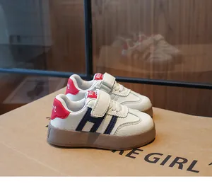 Détail de baskets en cuir blanc pour enfants avec velcro et semelle en gomme épaisse