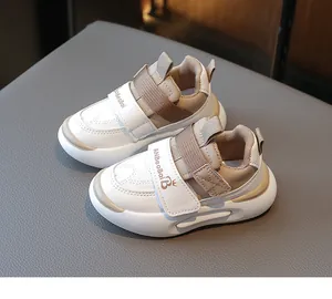 Détail de la basket pour enfant beige avec fermeture à scratch et logo de la marque