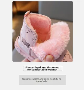 Detailaufnahme des dicken rosa Fleecefutter in diesen warmen Winter-Schneestiefeln