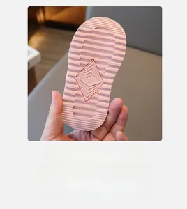 Detailansicht der rosa rutschfesten Gummisohle mit Profil für Kinder-Schneestiefel