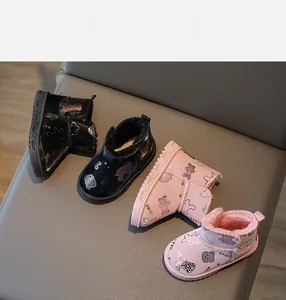 Detailansicht der Kinder-Schneestiefel in Rosa und Schwarz mit glänzendem Finish und Cartoon