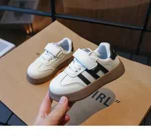 Vue détaillée d'une basket blanche pour enfant avec logo H et fermeture à scratch pratique