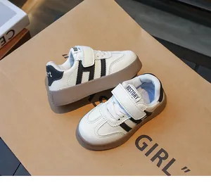 Détails des baskets en cuir pour enfants avec bande velcro et semelle en caoutchouc
