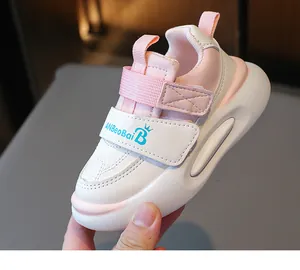 Détail de basket enfant rose et blanc avec bande velcro et semelle épaisse amortie