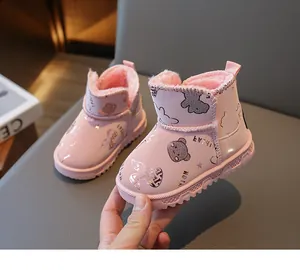 Detailansicht der rosa Kinder-Schneestiefel mit weichem Plüschfutter und Anti-Rutsch-Sohle
