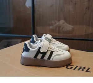 Vue macro de baskets rétro pour enfants en cuir blanc texturé et semelles en caoutchouc