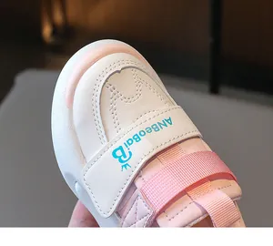 Gros plan sur la basket rose pour enfant montrant le cuir et la fermeture à scratch