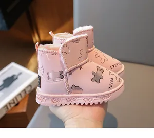 Nahaufnahme von rosa Kinder-Schneestiefeln mit Bärenmuster und weichem Plüschfutter