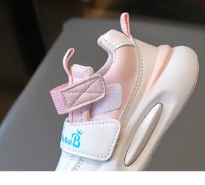 Détail de la chaussure de sport enfant rose et beige avec Velcro et motif couronne BaiB