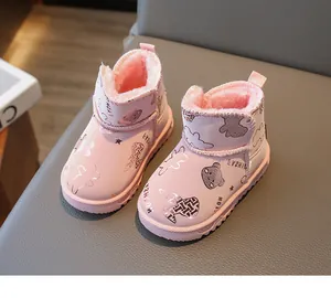 Detailansicht der rosa Kinder-Schneestiefel mit Plüschfutter und niedlichen Metallic-Prints