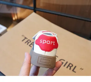 Gros plan détaillé du talon de basket pour enfant avec accent rouge et logo sport