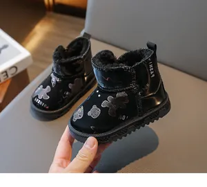 Detailansicht warmer schwarzer Kinder-Schneestiefel mit glänzendem Leder und Plüschfutter