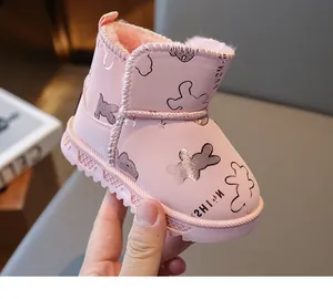 Detailansicht der rosa Kinder-Schneestiefel mit Plüschfutter und glänzendem Bären-Muster