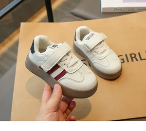 Détails de baskets pour enfants avec rayures bordeaux, semelle gomme et doublure chaude