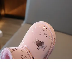 Detailansicht rosa Kinder-Schneestiefel mit warmem Kunstfellfutter und Sternenmuster