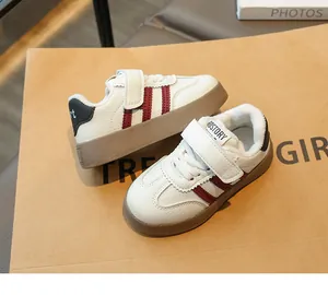 Détail de baskets blanches pour enfants avec semelle en caoutchouc et velcro