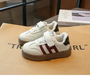 Détail de la doublure en peluche chaude et semelle marron antidérapante de baskets enfant