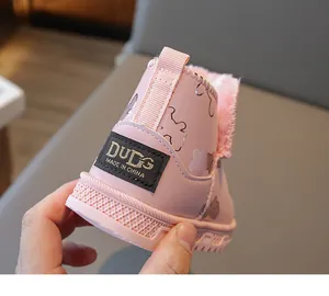 Detailansicht der rosa Mädchen-Schneestiefel mit warmem Kunstfellfutter und Anti-Rutsch-Sohle