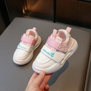 Baskets de sport pour enfants roses et blanches avec scratch et semelle épaisse