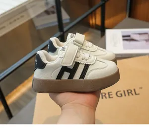Détails de baskets blanches pour enfants avec fermeture velcro et semelle en caoutchouc antidérapante