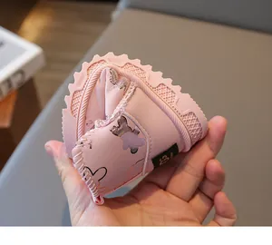 Detailansicht der flexiblen und weichen Sohle der rosa Winterstiefel für Kinder