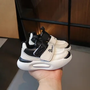 Baskets de sport classiques noir et blanc pour enfants avec velcro et bout respirant