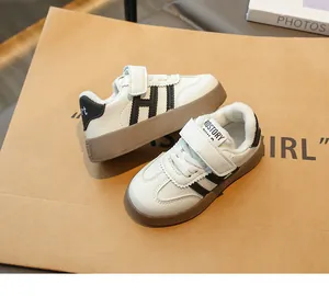 Détail de baskets blanches et noires pour enfants avec doublure chaude et velcro