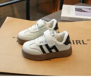 Détail de baskets blanches pour enfants avec doublure polaire et fermeture velcro