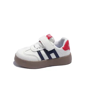 Baskets enfant en cuir blanc avec logo H bleu, accents rouges et semelle en caoutchouc