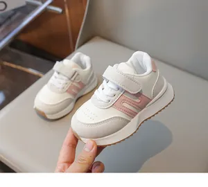 Dettaglio di sneakers per bambini con tomaia in ecopelle, velcro e suola in gomma