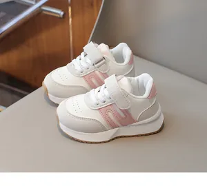 Dettaglio ravvicinato delle sneakers per bambini rosa e bianche con velcro e rete traspirante