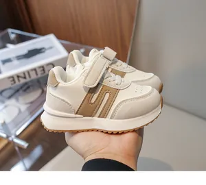 Dettaglio di scarpe da ginnastica per bambini con chiusura a strappo e pannelli in pelle