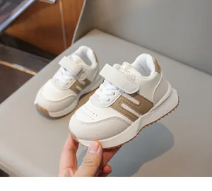 Dettaglio della suola in gomma antiscivolo di queste scarpe sportive per bambini