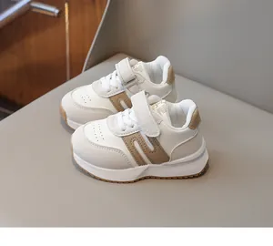 Dettaglio di scarpe sportive per bambini con velcro e suola in gomma antiscivolo
