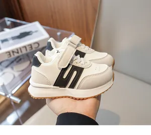 Dettaglio sneaker per bambini in pelle crema con striscia a S e chiusura a strappo