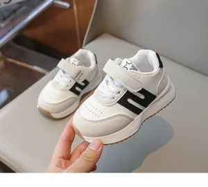 Dettaglio di scarpe sportive per bambini con fori traspiranti e velcro in bianco e nero
