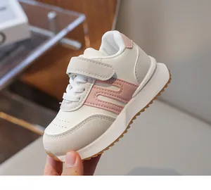 Dettaglio di sneaker per bambini con logo N rosa, velcro e suola in gomma antiscivolo