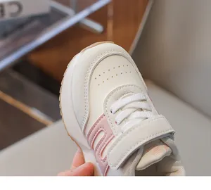 Dettaglio della punta traspirante e della chiusura a strappo sulla scarpa bimbi rosa bianca