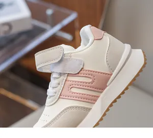 Dettagli delle sneakers bimbi crema e rosa con suola morbida e chiusura a strappo