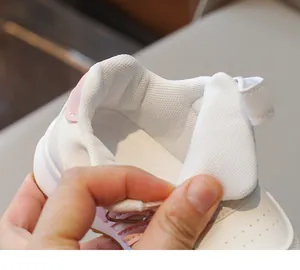 Dettaglio della fodera in mesh bianca traspirante e del morbido interno della scarpa da bimbo